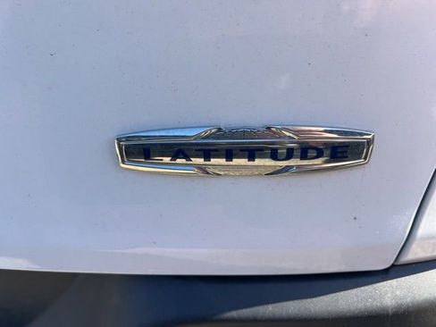 Used 2018 Jeep Cherokee Latitude Plus w/ Cold Weather Group AWD/4WD image 7