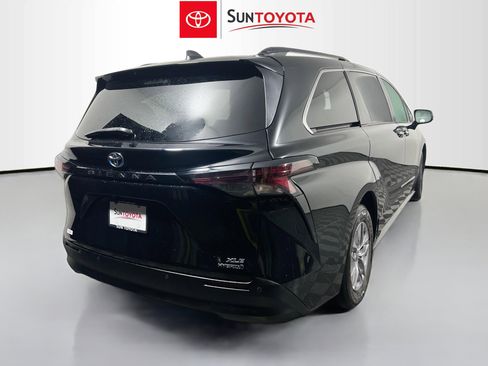 Used 2023 Toyota Sienna XLE FWD image 4