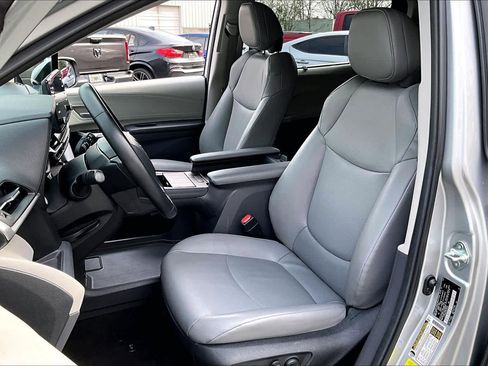 Certified 2024 Toyota Sienna XLE image 8
