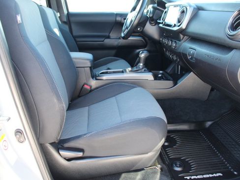 Used 2020 Toyota Tacoma TRD Off-Road image 21