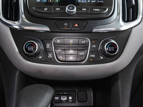 Used 2022 Chevrolet Equinox LT w/ LT True North Edition image 16