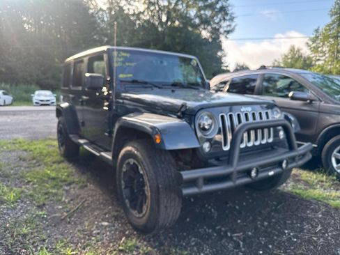 Used 2017 Jeep Wrangler Unlimited Sahara w/ Connectivity Group AWD/4WD image 2