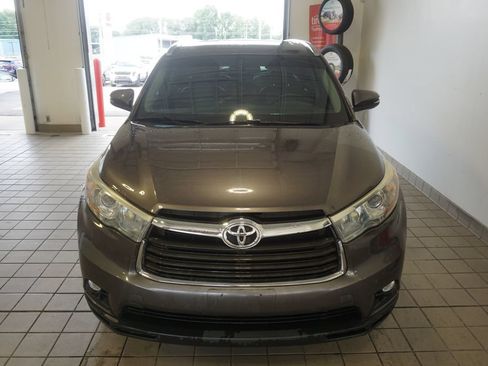 Used 2016 Toyota Highlander XLE w/ Preferred Accessory Package AWD/4WD image 3