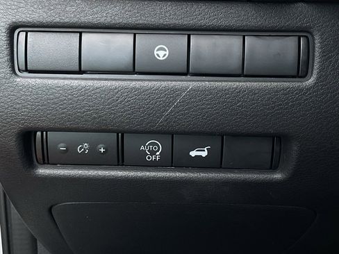 Used 2025 Nissan Rogue SV image 25