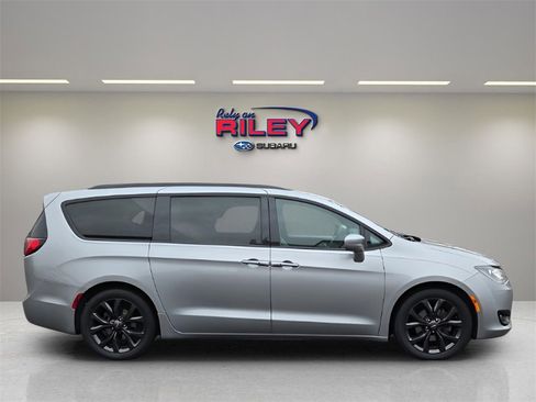Used 2018 Chrysler Pacifica Touring-L w/ Premium Audio Group image 6