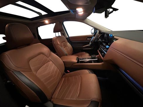 Used 2024 Nissan Pathfinder Platinum w/ Cargo Package image 16