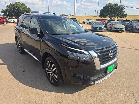 Certified 2025 Nissan Pathfinder Platinum w/ Cargo Package FWD image 7