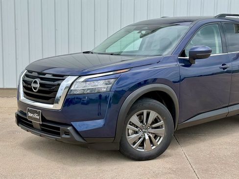 Used 2022 Nissan Pathfinder SV AWD/4WD image 2