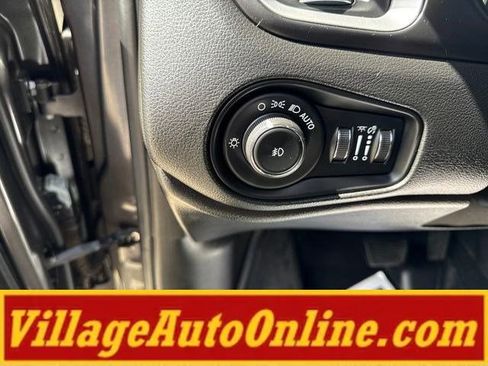 Used 2019 Jeep Renegade Latitude w/ Cold Weather Group AWD/4WD image 19