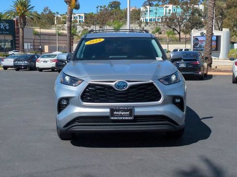 Used 2023 Toyota Highlander LE AWD/4WD image 2