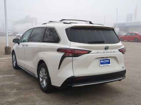 Used 2021 Toyota Sienna Limited image 6
