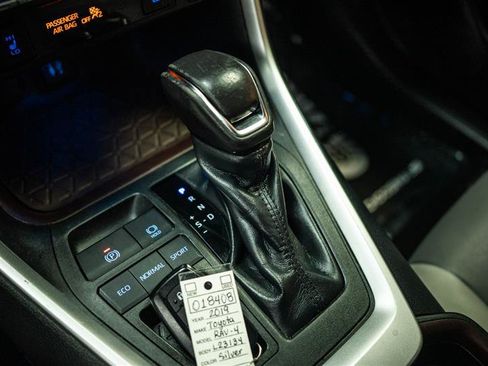 Used 2019 Toyota RAV4 Limited w/ Carpet Mat Package FWD image 21