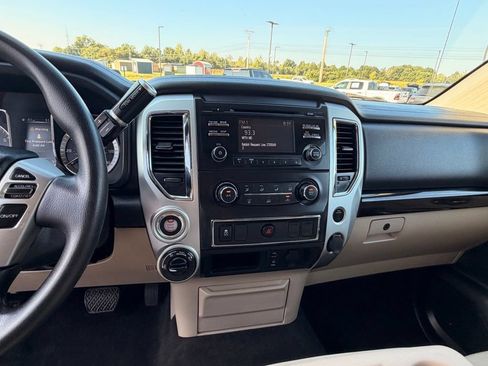 Used 2018 Nissan Titan SV AWD/4WD image 26