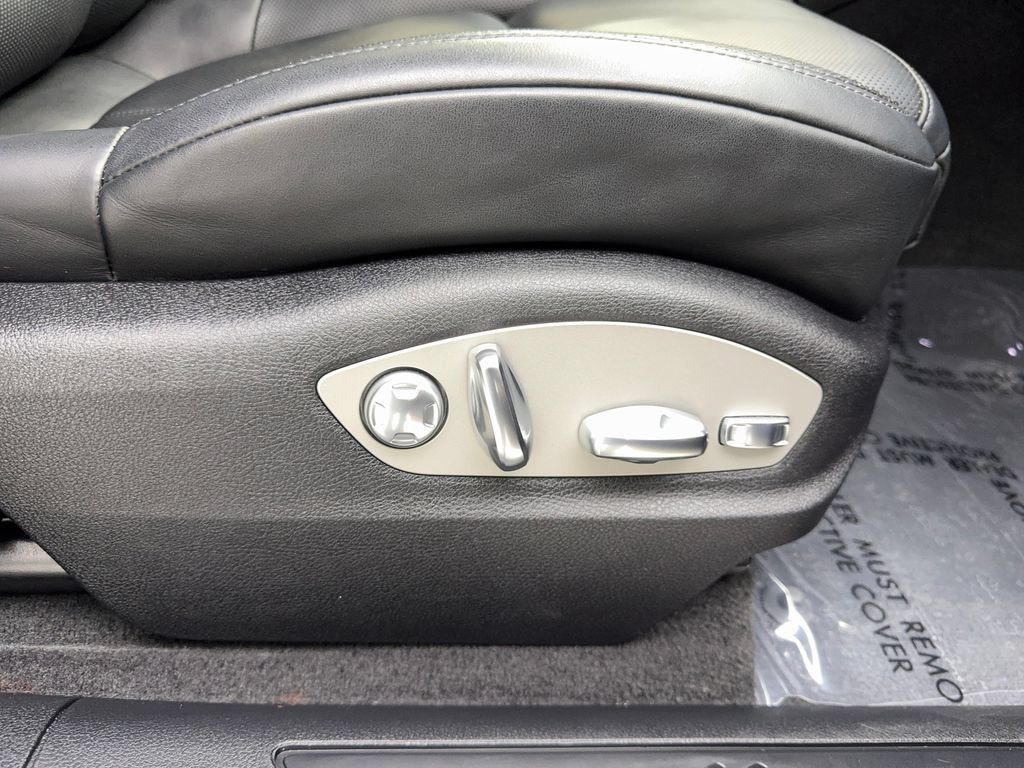 Used 2024 Porsche Macan Turbo AWD/4WD image 46