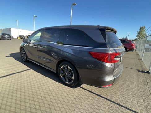 Used 2023 Honda Odyssey Elite image 2