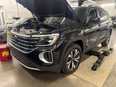 Certified 2025 Volkswagen Atlas SE FWD image 3