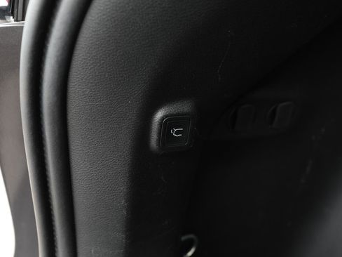 Used 2019 Jeep Cherokee Latitude Plus AWD/4WD image 14