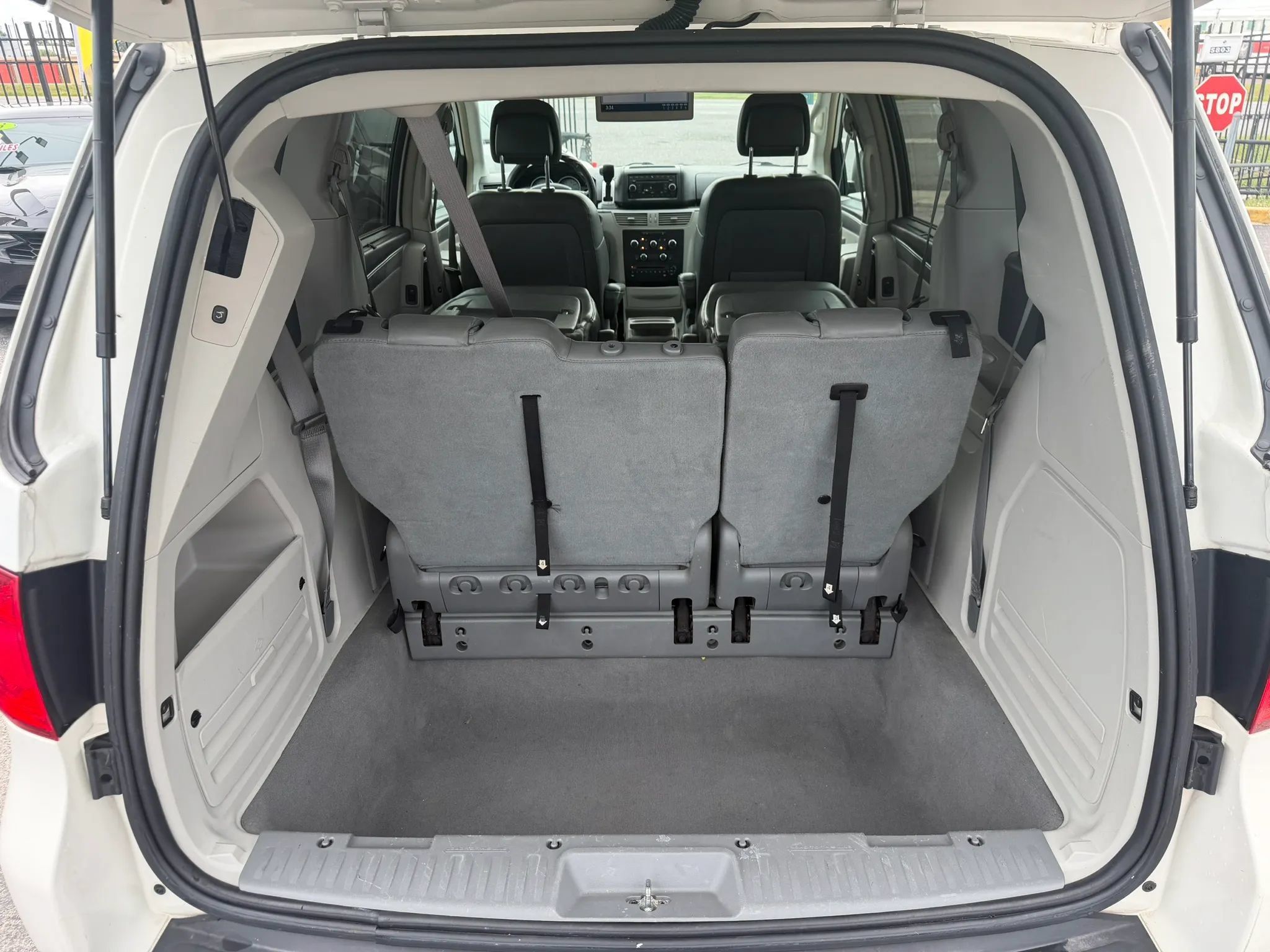 Used 2011 Volkswagen Routan SE FWD image 20