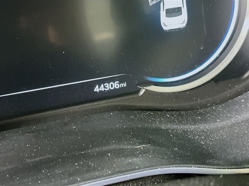 Used 2025 Genesis G70 2.5T image 19