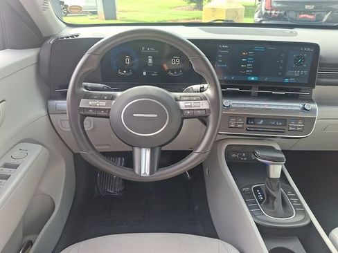 Used 2025 Hyundai Kona SEL FWD image 11