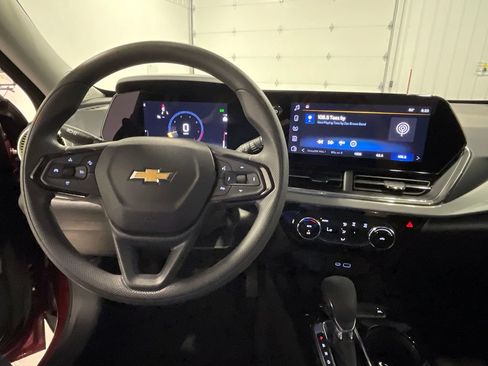 Used 2025 Chevrolet Trax LT FWD image 34