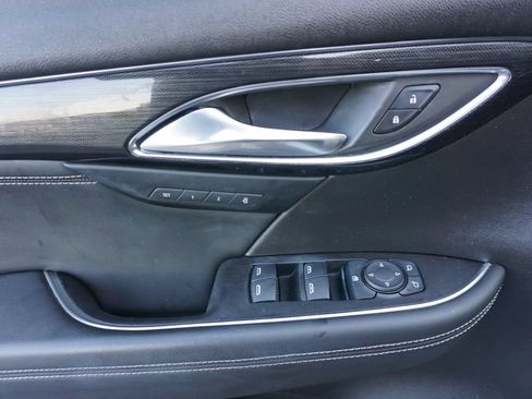 Used 2021 Buick Envision Essence w/ Technology Package I FWD image 3