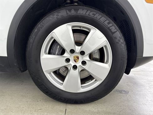 Certified 2022 Porsche Cayenne w/ Premium Package image 15