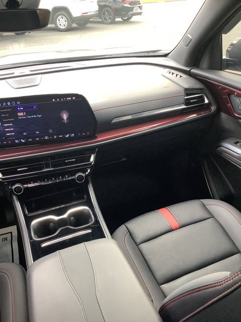 Used 2025 Chevrolet Traverse RS AWD/4WD image 17