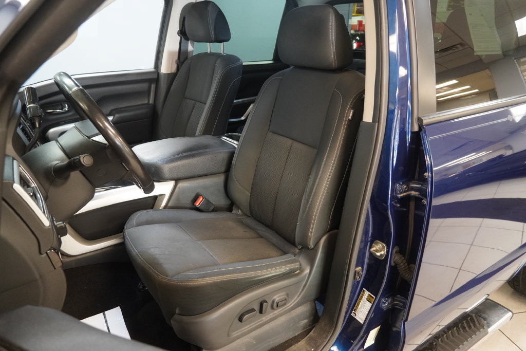 Used 2018 Nissan Titan SV w/ SV Convenience Package AWD/4WD image 5