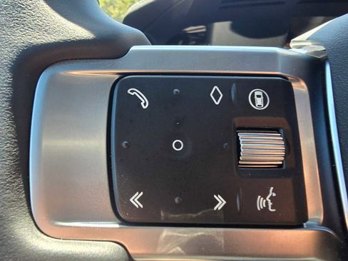 Certified 2025 Land Rover Discovery Dynamic SE image 33