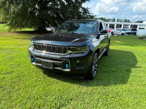 Used 2023 Jeep Grand Cherokee Overland w/ Luxury Tech Group IV AWD/4WD image 6