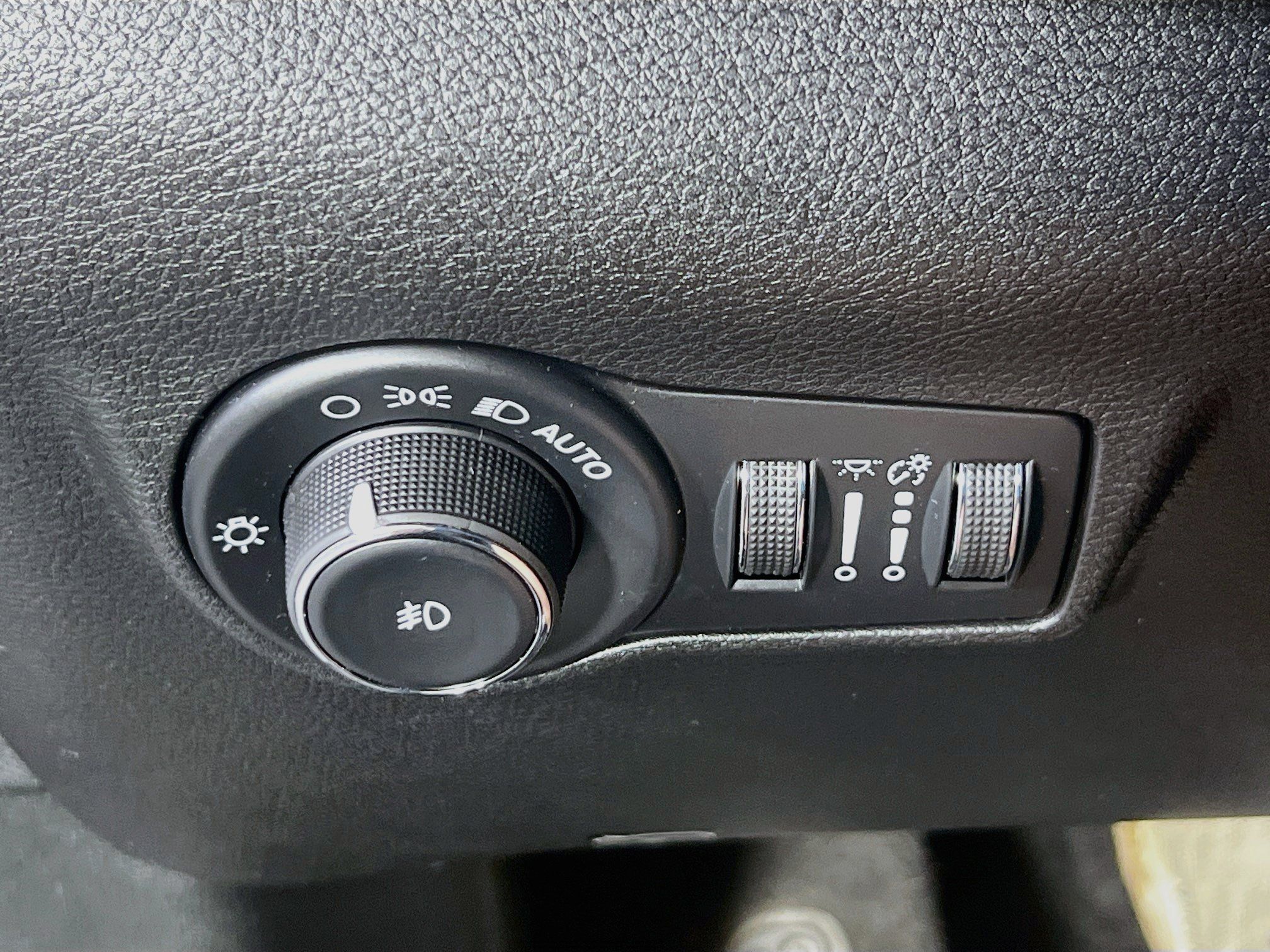 Used 2023 Jeep Compass Limited w/ Sun and Sound Group AWD/4WD image 10