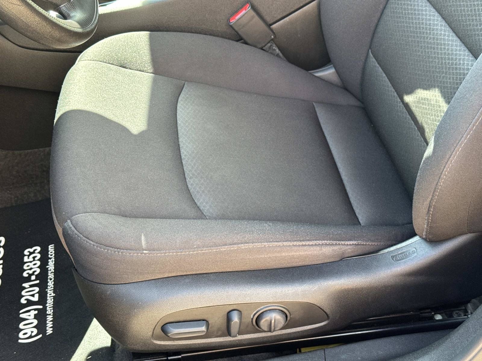 Used 2025 Chevrolet Malibu LT FWD image 12