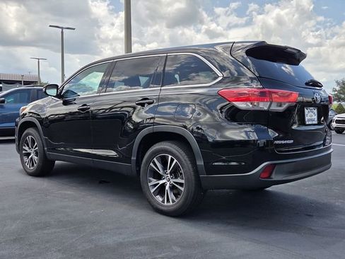Used 2019 Toyota Highlander LE FWD image 4