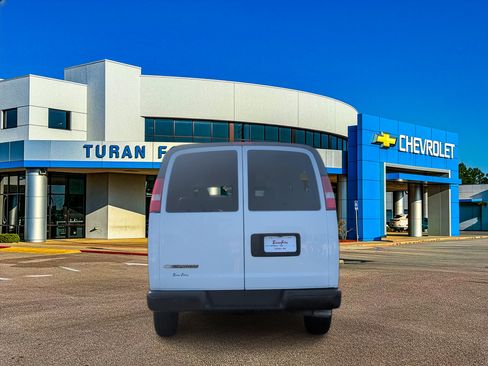 Used 2022 Chevrolet Express 3500 LS RWD image 4