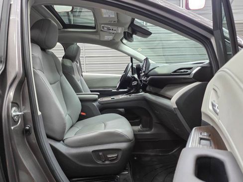 Used 2023 Toyota Sienna XLE FWD image 15