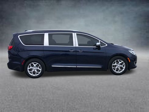 Used 2020 Chrysler Pacifica Limited image 9