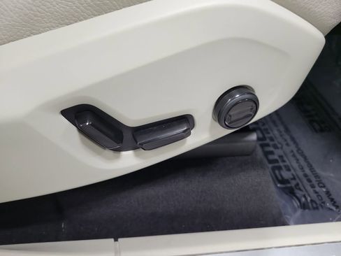 Used 2024 Volvo XC90 B6 Plus image 31