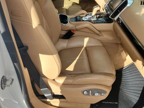 Used 2014 Porsche Cayenne S image 16