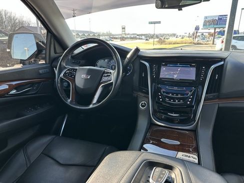 Used 2019 Cadillac Escalade ESV Luxury image 18