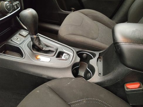 Used 2019 Jeep Cherokee Latitude w/ Popular Appearance Group FWD image 26