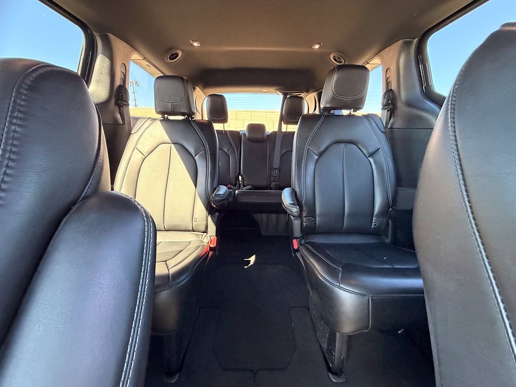 Certified 2025 Chrysler Pacifica Select FWD image 17