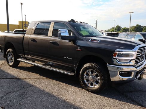 Used 2024 RAM 2500 Laramie AWD/4WD image 3