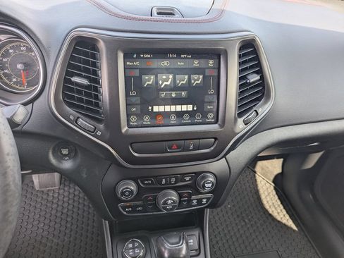 Used 2022 Jeep Cherokee Trailhawk w/ Premium Leather Package AWD/4WD image 19