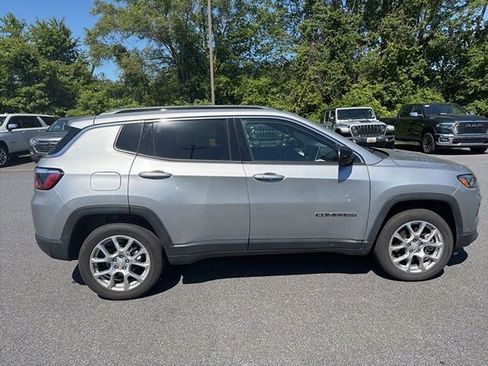 Used 2023 Jeep Compass Latitude AWD/4WD image 10