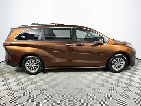 Used 2023 Toyota Sienna XLE FWD image 8