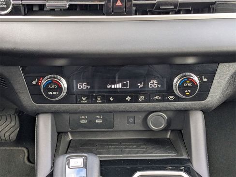 Used 2025 Mitsubishi Outlander SE image 25