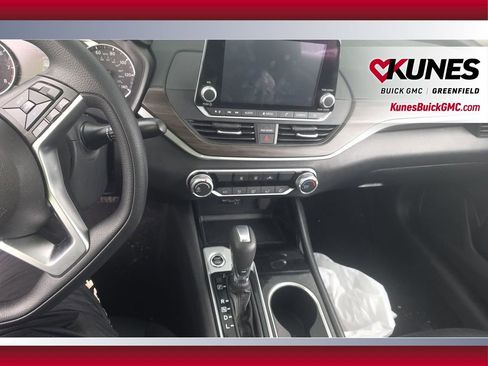 Used 2024 Nissan Altima 2.5 SV image 17