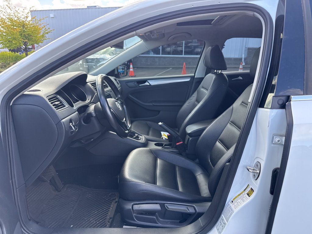 Used 2017 Volkswagen Jetta SE FWD image 4
