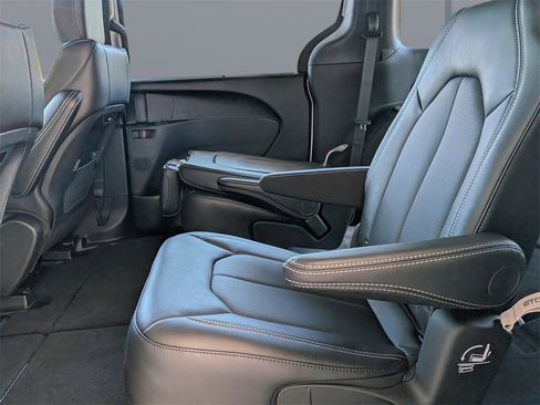 New 2026 Chrysler Pacifica Select image 14